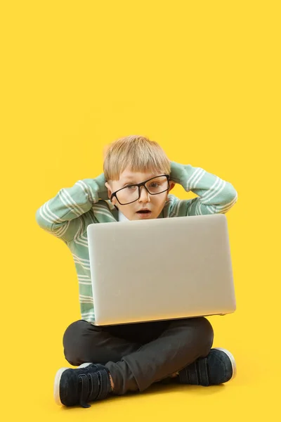 Geschokt Kleine Zakenman Met Laptop Zitten Gele Achtergrond — Stockfoto