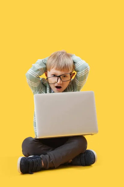Geschokt Kleine Zakenman Met Laptop Zitten Gele Achtergrond — Stockfoto