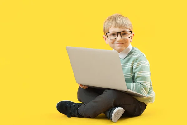 Grappige Kleine Zakenman Met Laptop Zittend Gele Achtergrond — Stockfoto