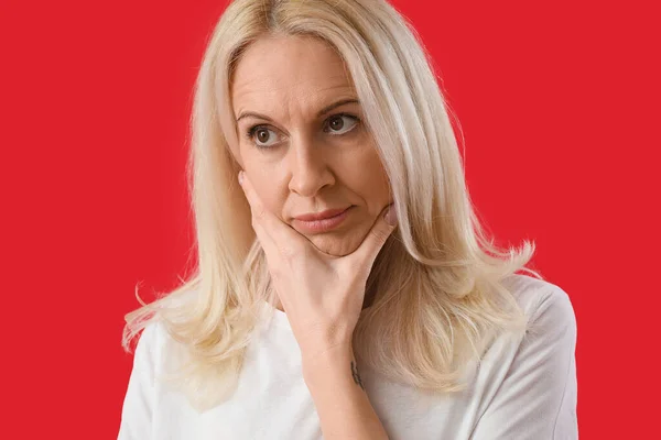 Omtänksam Mogen Kvinna Röd Bakgrund Närbild — Stockfoto