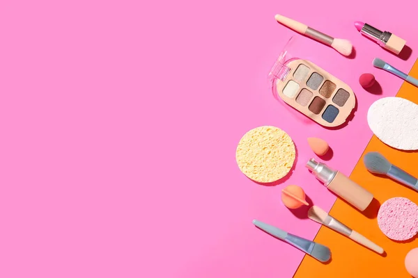 Kosmetyki Dekoracyjne Szczotkami Makijażu Gąbkami Tle Koloru — Zdjęcie stockowe