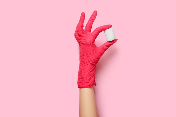女性でゴム手袋でマシュマロでピンクの背景 — ストック写真