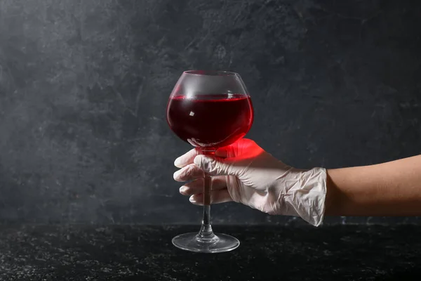 Donna Guanto Gomma Con Bicchiere Vino Rosso Sfondo Scuro — Foto Stock