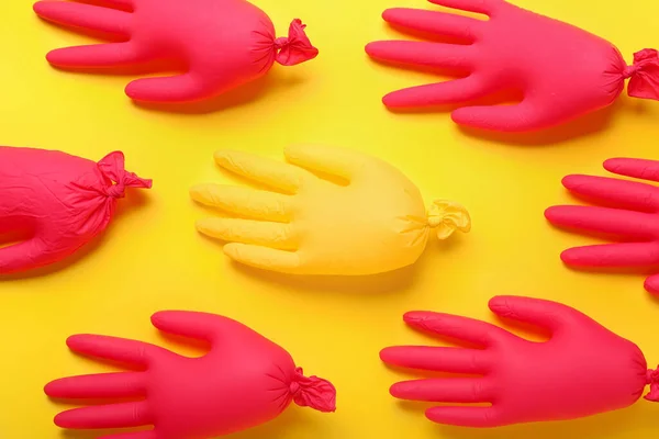 黄色の背景に膨張した医療用手袋 — ストック写真