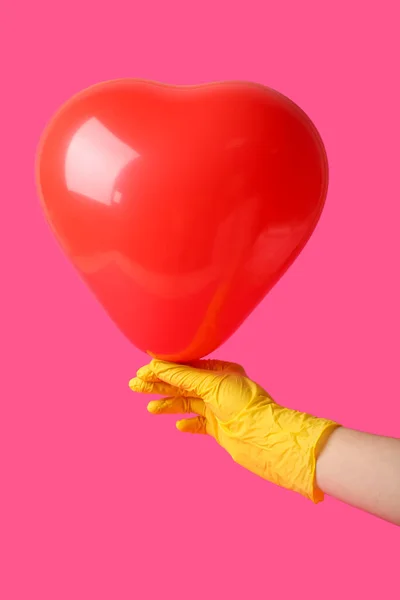 Женщина Резиновой Перчатке Шаром Форме Сердца Розовом Фоне — стоковое фото