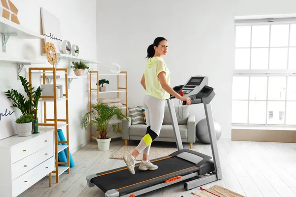 Beautiful Woman Training Treadmill Home — Stock Photo, Image