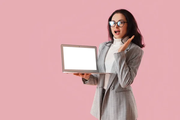 Lehrerin Für Informatik Mit Laptop Auf Rosa Hintergrund — Stockfoto