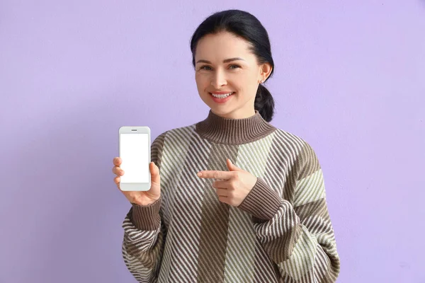 Beautiful Woman Pointing Mobile Phone Lilac Background — Stock Photo, Image
