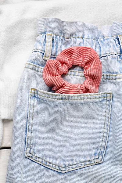 Seda Scrunchy Com Jeans Suéter Fundo Madeira Branca Close — Fotografia de Stock
