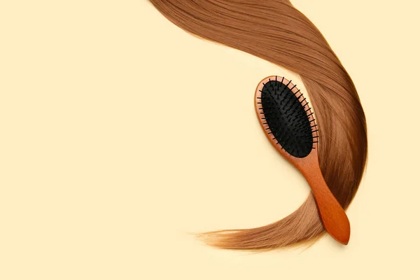 Hair Strand Brush Beige Background — Stock Photo, Image