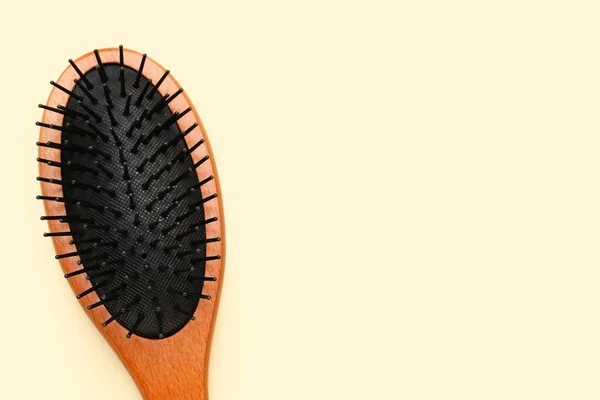 Bej Arkaplanda Saç Fırçası — Stok fotoğraf
