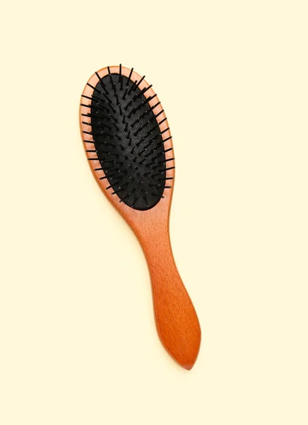 Bej Arkaplanda Saç Fırçası — Stok fotoğraf