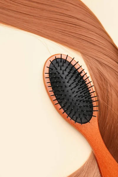 Haarsträhne Mit Pinsel Auf Beigem Hintergrund — Stockfoto