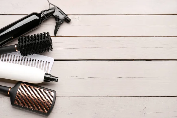 Haarbürsten Mit Sprühflaschen Auf Hellem Holzhintergrund — Stockfoto