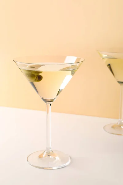 Gläser Martini Mit Oliven Auf Beigem Hintergrund — Stockfoto
