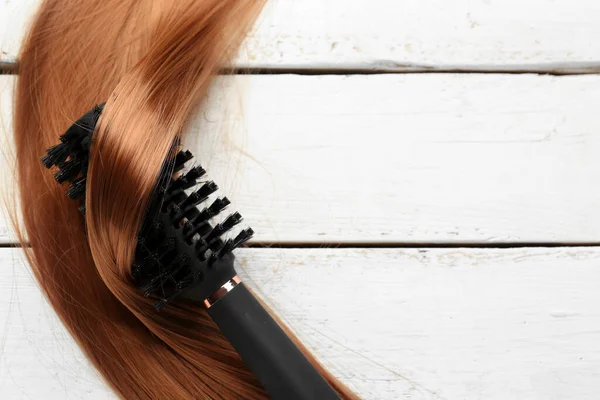 Runde Bürste Mit Haarsträhne Auf Weißem Holzhintergrund — Stockfoto