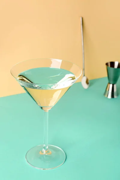 Egy Pohár Martini Bár Kanál Jigger Színes Háttér — Stock Fotó