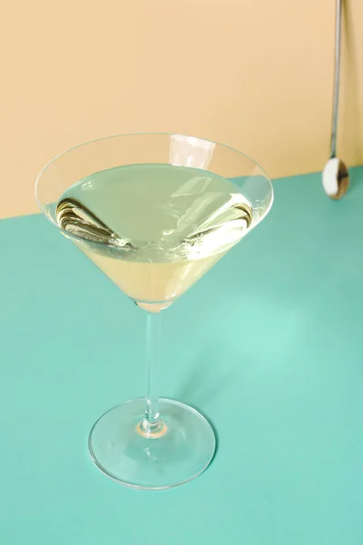 Vidro Martini Colher Bar Jigger Fundo Cor — Fotografia de Stock