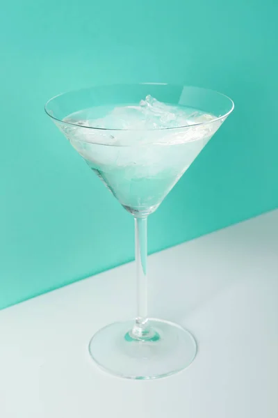 Glas Martini Met Ijs Kleur Achtergrond — Stockfoto