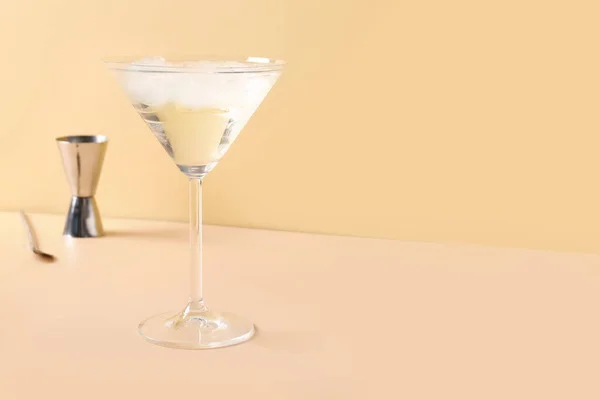 Glass Martini Ice Bar Spoon Jigger Beige Background — Stock Photo, Image