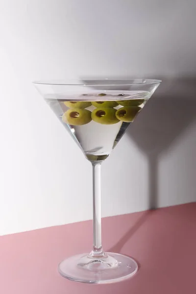 Vaso Martini Con Aceitunas Sobre Fondo Color —  Fotos de Stock