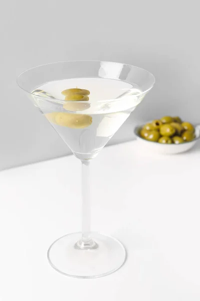 Glas Martini Und Oliven Auf Hellem Hintergrund — Stockfoto