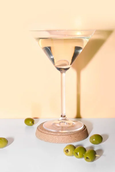 Szklanka Martini Oliwkami Tle Koloru — Zdjęcie stockowe