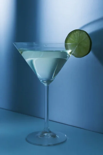 Szklanka Martini Limonką Niebieskim Tle — Zdjęcie stockowe