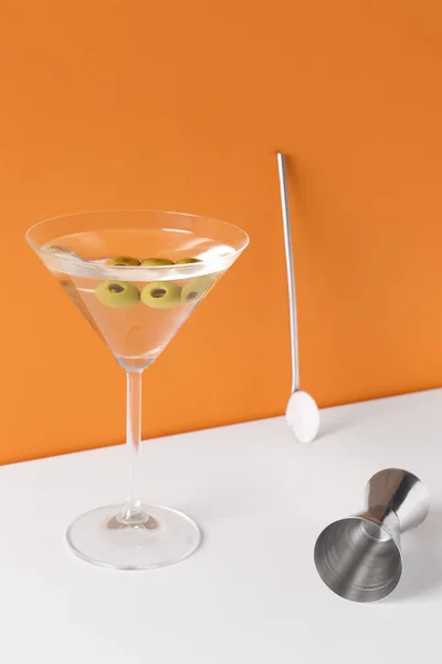 Vaso Martini Con Aceitunas Cuchara Bar Jigger Sobre Fondo Color — Foto de Stock