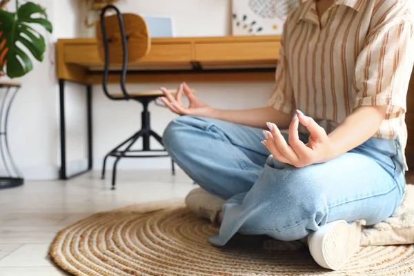 Jovem Mulher Meditando Casa Close — Fotografia de Stock