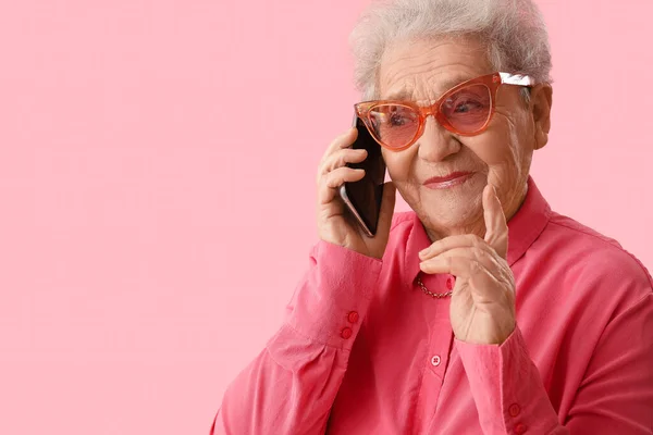 Senior Mulher Falando Por Telefone Celular Fundo Rosa Close — Fotografia de Stock