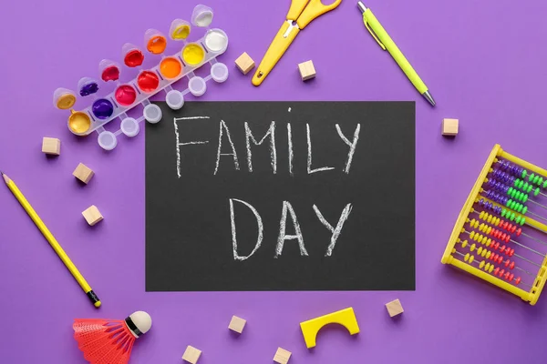 Chalkboard Dengan Teks Hari Keluarga Mainan Dan Alat Tulis Pada — Stok Foto