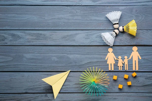 Familienfigur Mit Spielzeug Auf Dunklem Holzgrund Kindertagsfeier — Stockfoto