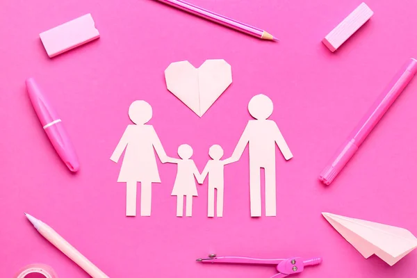 Familienfigur Mit Papierherz Und Schulpapier Auf Rosa Hintergrund Kindertagsfeier — Stockfoto