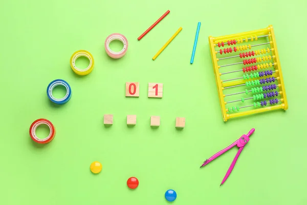 Datum Juni Mit Kinderspielzeug Und Schulschreibwaren Auf Grünem Hintergrund — Stockfoto