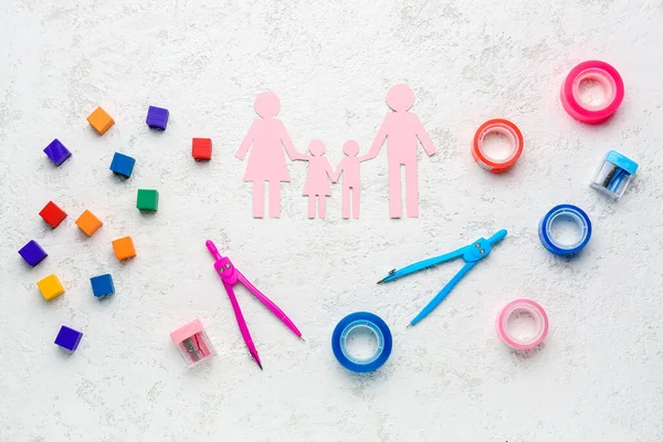 Familienfigur Mit Schulpapier Und Spielzeug Auf Grunge Hintergrund Kindertagsfeier — Stockfoto