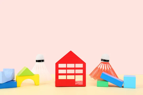 ピンクの壁の近くのテーブルの上におもちゃで家の図 こどもの日 — ストック写真