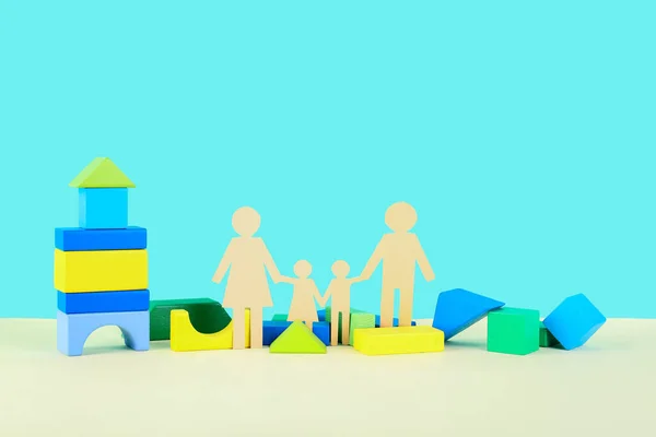 Familienfigur Mit Babyspielzeug Auf Dem Tisch Neben Blauer Wand Kindertagsfeier — Stockfoto