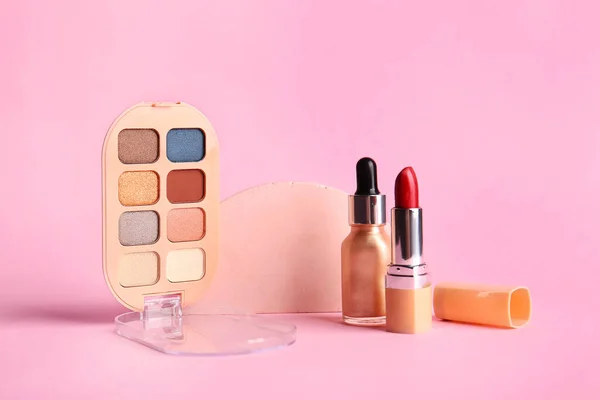 Dekoratív Kozmetikumok Pódiummal Rózsaszín Alapon — Stock Fotó
