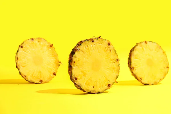 Slices Fresh Ripe Pineapple Yellow Background — Stock Photo, Image