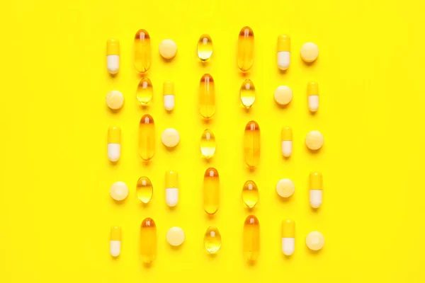 Différentes Pilules Sur Fond Jaune — Photo