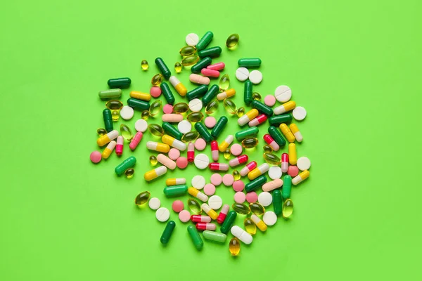 不同的药丸在绿色背景 — 图库照片