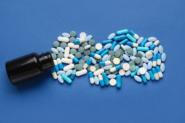 Garrafa Com Pílulas Fundo Azul — Fotografia de Stock