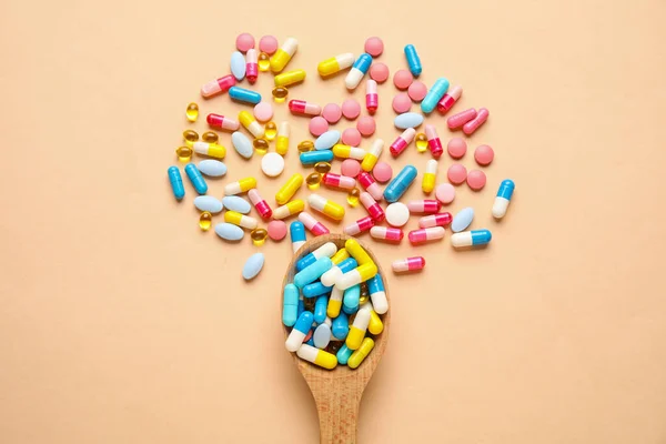 Lžíce Pilulkami Béžovém Pozadí — Stock fotografie
