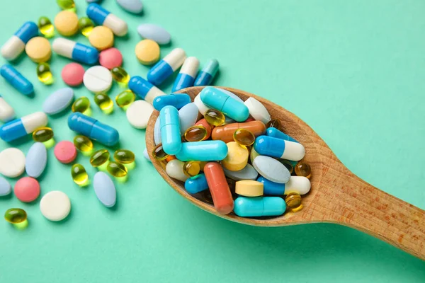 Lžíce Pilulkami Zeleném Pozadí Detailní Záběr — Stock fotografie