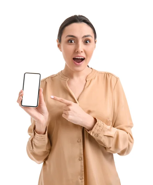 Beyaz Arka Planda Akıllı Telefonu Olan Şaşırmış Genç Bir Kadın — Stok fotoğraf