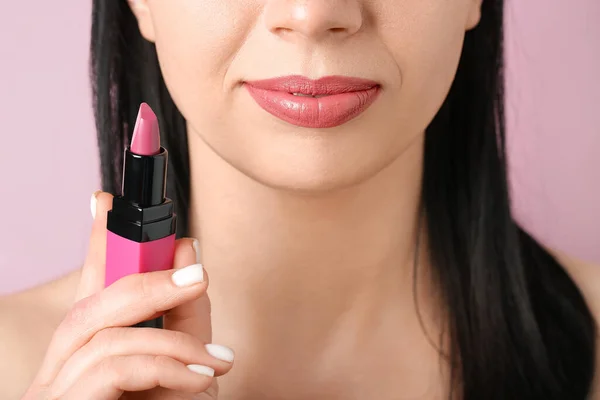 ピンクの背景に口紅を持つ女性 クローズアップ — ストック写真