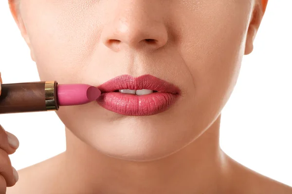 白の背景にピンクの口紅を適用する女性 クローズアップ — ストック写真