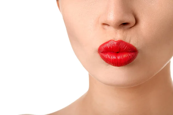 Kvinna Med Röda Läppar Blåser Kyss Vit Bakgrund Närbild — Stockfoto