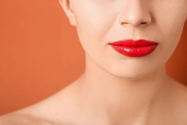 Kvinna Med Röda Läppar Färg Bakgrund Närbild — Stockfoto